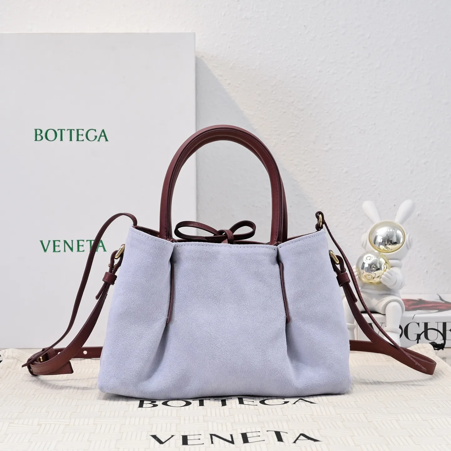 Batch 1760 BOTTEGA VENETA 2025 new product pinacoteca has super soft leather, and the weaving function, practicality and relaxed fashion sense have not fallen behind❤️‍🔥Amway has given sisters a must-have bag when going out. The size of the bag also accurately meets the commuting needs of urban beauties. It can accommodate mobile phones, keys, lipstick, powder, sunscreen, shopping bags...all of it! ! ! 🔥The capacity should not be underestimated~ It does not choose people, clothes, or occasions. With its majestic curved outline, exquisite woven texture, delicate edges and rounded handles, this woven vegetable basket bag truly achieves the goal of "dressing up and being fashionable without getting in the way"~ Are you interested in Jimei? Style number: 9004 Size: 24*15*12cm